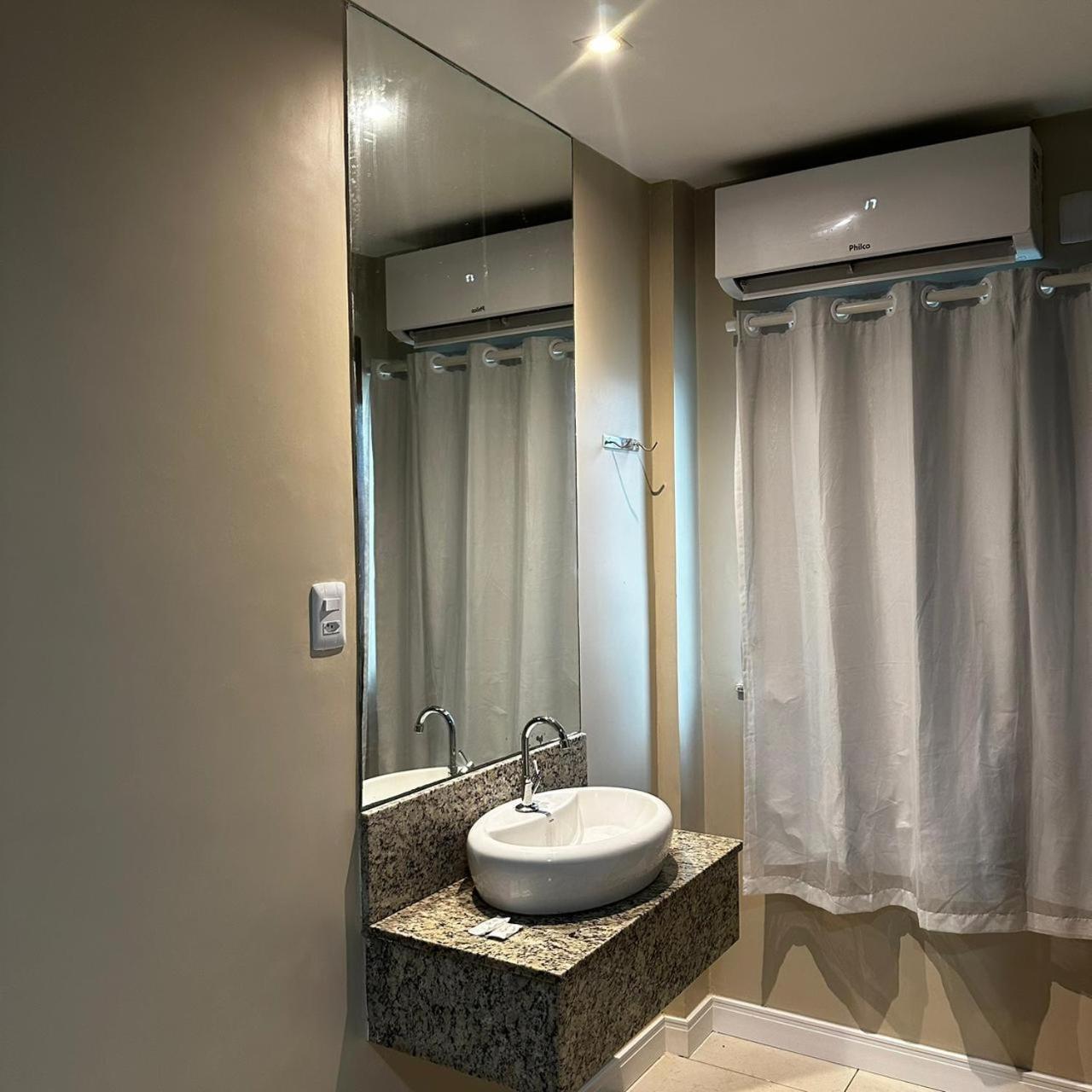 Onix Hotel Aeroporto Лауру-ди-Фрейтас Экстерьер фото